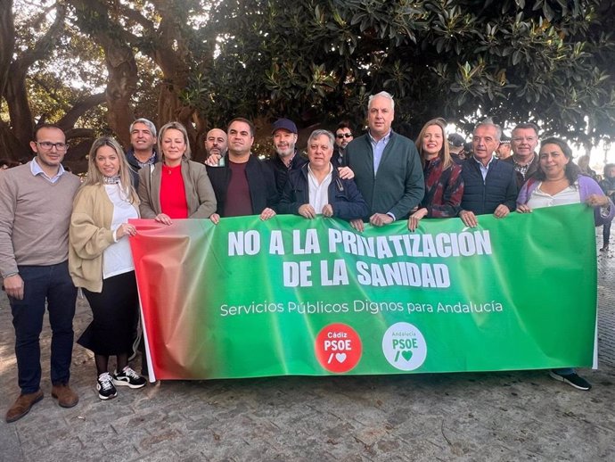 Miembros del PSOE de Cádiz, en la manifestación en defensa de la sanidad pública, este sábado