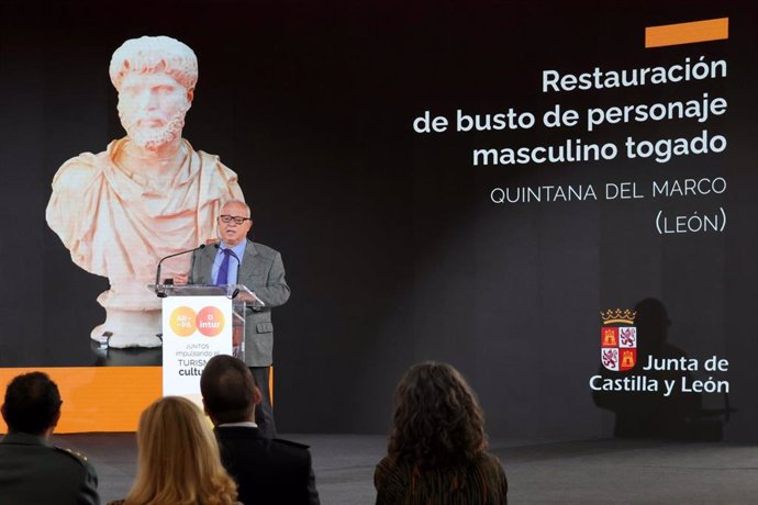 El consejero de de Cultura, Turismo y Deporte, Gonzalo Santonja, presenta la restauración del busto romano robado en Quintana del Marco (León).