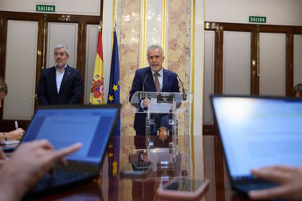 Archivo - El ministro de Política Territorial y Memoria Democrática, Ángel Víctor Torres (d), ofrece una rueda de prensa tras una reunión con los portavoces del PP, PSOE y Vox del Parlamento de Canarias en el Congreso de los Diputados, a 26 de junio de 