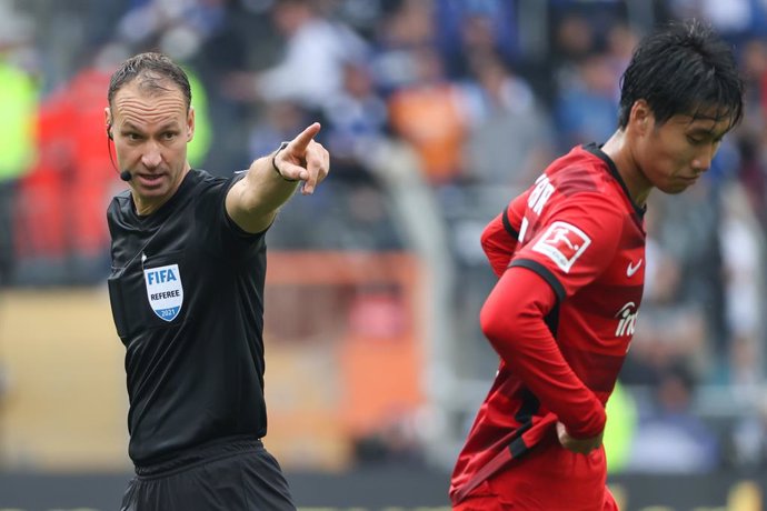 Archivo - 28 August 2021, North Rhine-Westphalia, Bielefeld: Referee Bastian Dankert points to Frankfurt's Daichi Kamada (R) during the German Bundesliga soccer match between Arminia Bielefeld and Eintracht Frankfurt at the Schueco Arena. Photo: Friso Gen