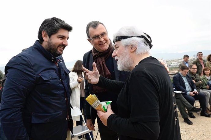 El alcalde de Murcia, José Ballesta, junto al escultor Cristóbal Gabarrón y al presidente regional, Fernando López Miras, en el primer acto cultural acontecido en la que fuera la residencia palaciega de Ibn Mardanís