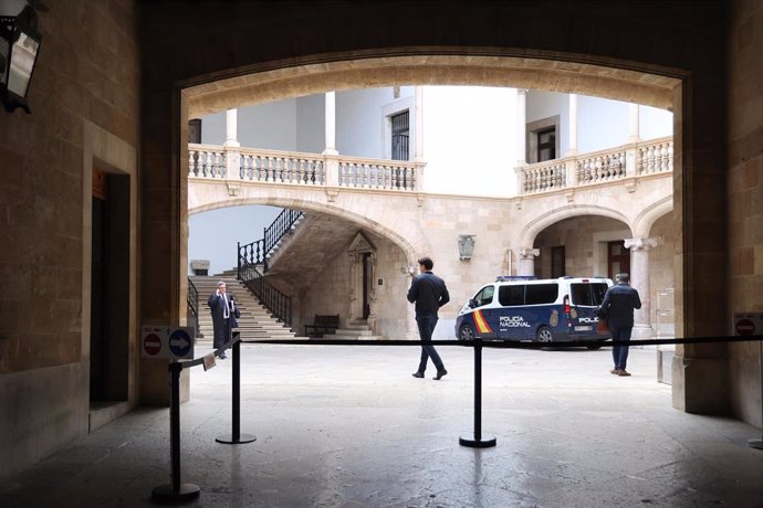 Archivo - Un furgón policial en la Audiencia Provincial de Baleares.