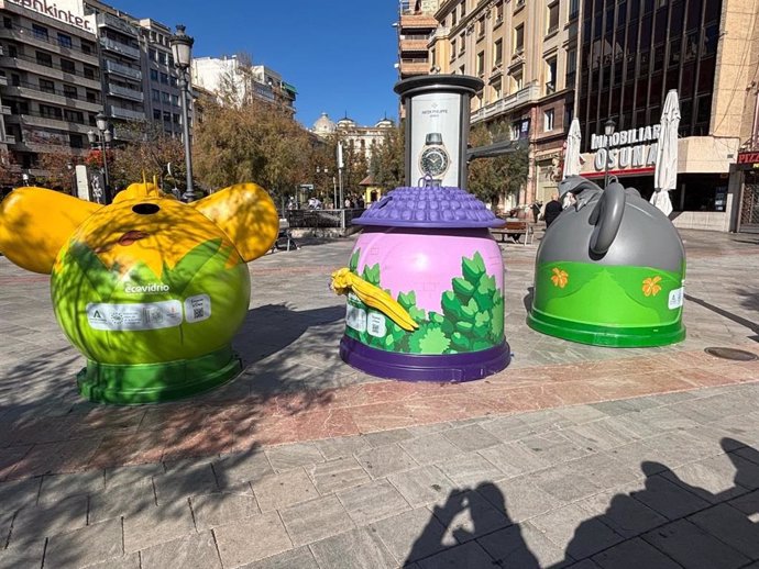 Los contenedores de Disneyland París en las calle de Granada.