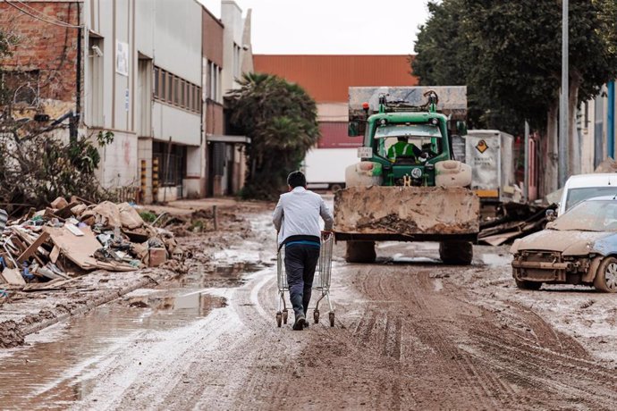 Una persona en una zona afectada por la DANA, a 16 de noviembre de 2024, en Sedaví, Valencia