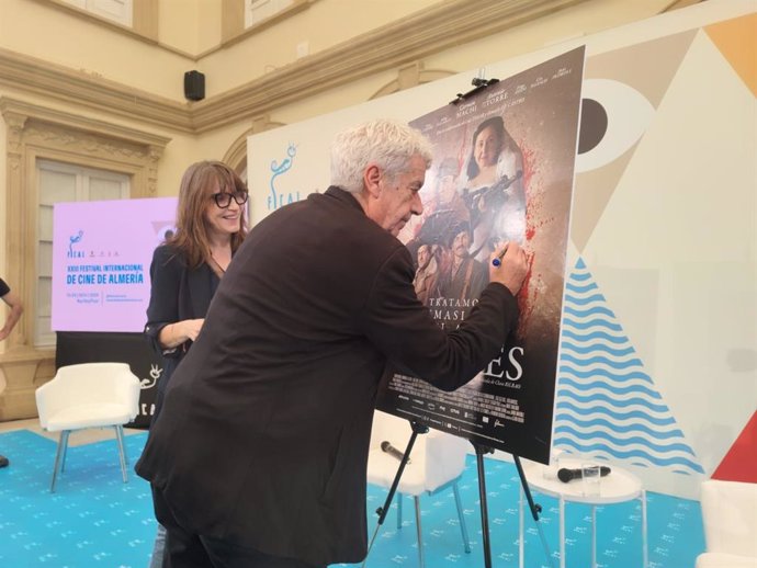 El actor Óscar Ladoire y la directora Clara Bilbao firman el cartel de 'Tratamos demasiado bien a las mujeres' en Fical.