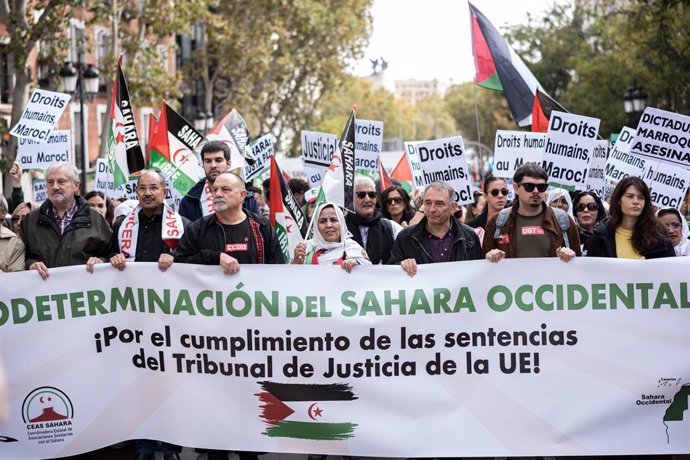 El diputado de Sumar, Enrique Santiago (3d), y la eurodiputada y portavoz de Podemos, Isa Serra (d), durante una manifestación por la autodeterminación del Sahara Occidental, a 16 de noviembre de 2024, en Madrid (España). La manifestación, que recorre la 