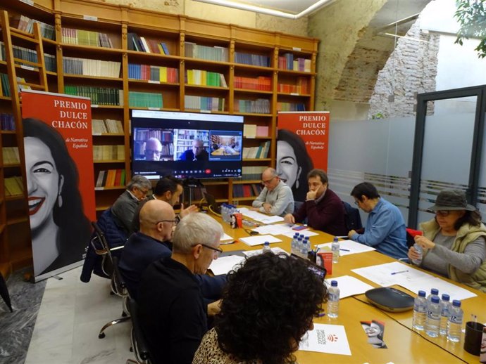 Miembros del jurado del Premio de Narrativa Española Dulce Chacón reunidos este sábado en Badajoz