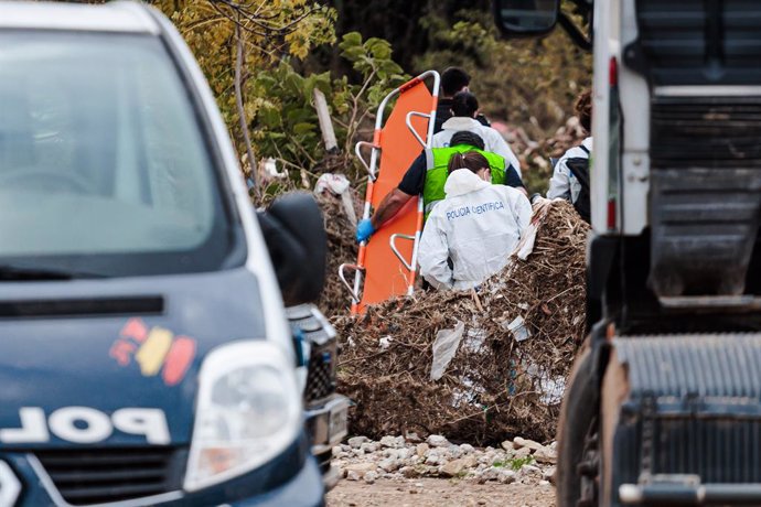 Agentes de la Policía Científica y trabajadores de la Dirección General de Justicia tras encontrar un cuerpo, a 16 de noviembre de 2024, en Sedaví, Valencia, Comunidad Valenciana (España). El tercer fin de semana tras la DANA, que el pasado 29 de octubre 