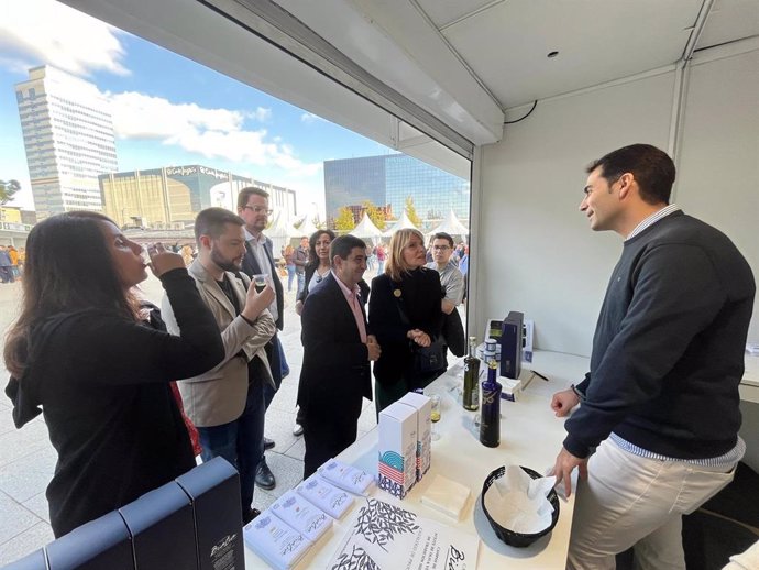 La presidenta de la Diputación de Barcelona visita la Fiesta del Primer Aceite de Jaén en Sabadell (Barcelona)