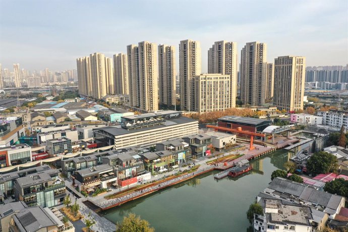 Archivo - WUXI, Dec. 10, 2023  -- This aerial photo taken on Dec. 9, 2023 shows a view of a commercial area converted from an abandoned steel plant near the Grand Canal in Wuxi, east China's Jiangsu Province.   China's Grand Canal, a vast waterway connect