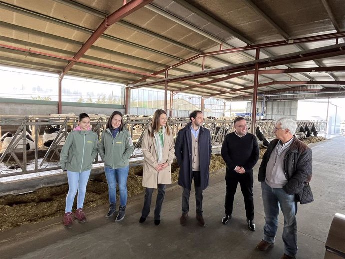 La conselleira de Medio Rural, María José Gómez, visita una explotación en Cospeito (Lugo).