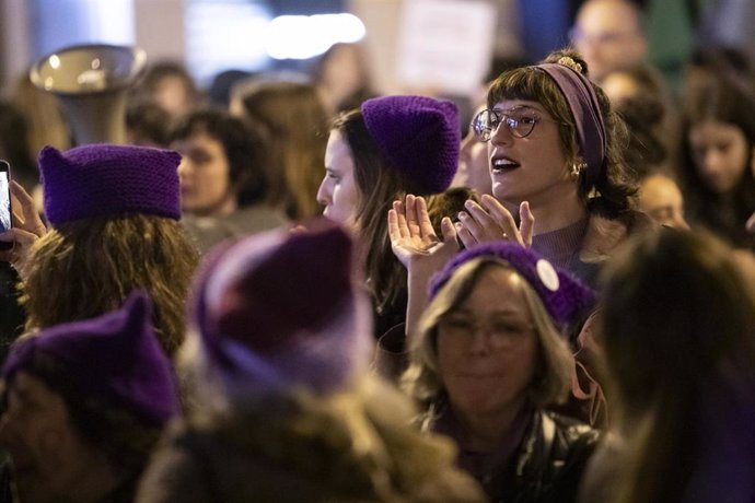 Archivo - Miles de personas protestan con carteles durante una manifestación encabezada por el Moviment Feminista de Mallorca. 