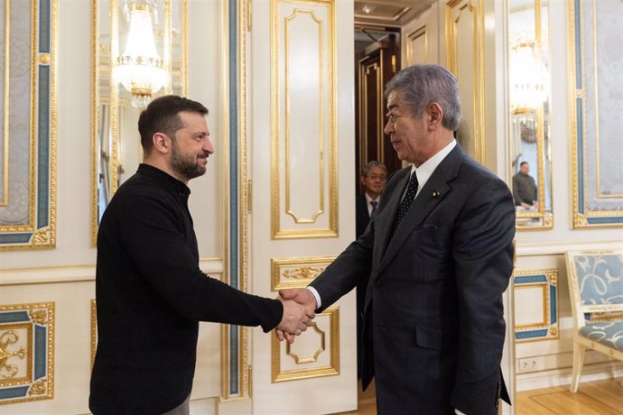 El presidente de Ucrania, Volodimir Zelenski, y el ministro de Asuntos Exteriores japonés, Takeshi Iwaya