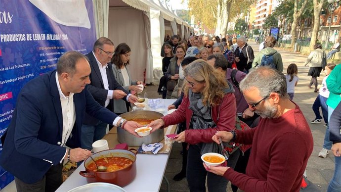 Cerca de 300 personas asisten a la alubiada de la I Feria de los Productos de León en Bilbao