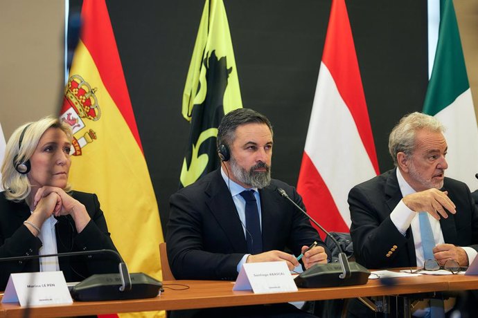 El presidente de Vox, Santiago Abascal Vox, junto a la líder de Agrupación Nacional, Marine Le Pen.