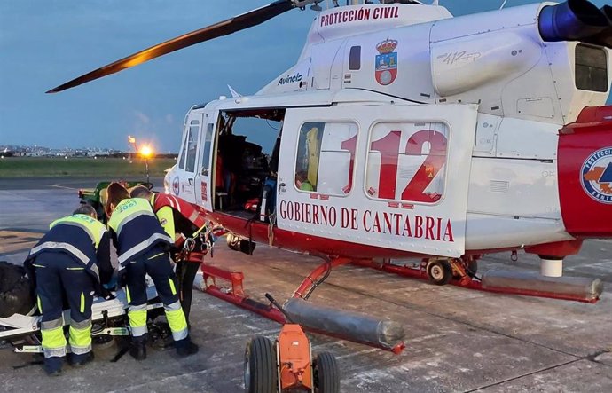 El helicóptero rescata a un motorista accidentado en la pista forestal de los Pozos de Noja