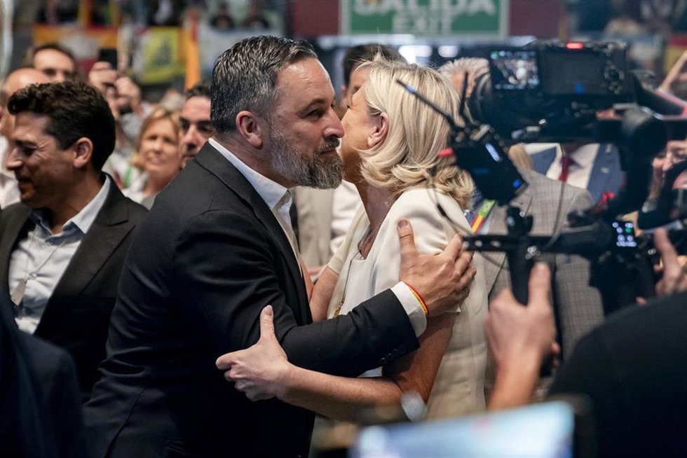 Archivo - La diputada de la Asamblea Nacional de Francia y candidata a la Presidencia de la República, Marine Le Pen, y el líder de VOX, Santiago Abascal, durante el acto Viva 24 de VOX, en el Palacio de Vistalegre, a 19 de mayo de 2024, en Madrid (Es