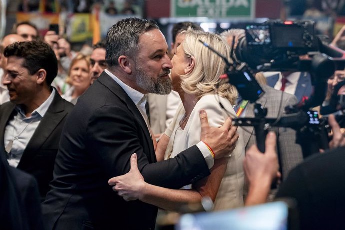 Archivo - La diputada de la Asamblea Nacional de Francia y candidata a la Presidencia de la República, Marine Le Pen, y el líder de VOX, Santiago Abascal, durante el acto ‘Viva 24’ de VOX, en el Palacio de Vistalegre, a 19 de mayo de 2024, en Madrid (Espa