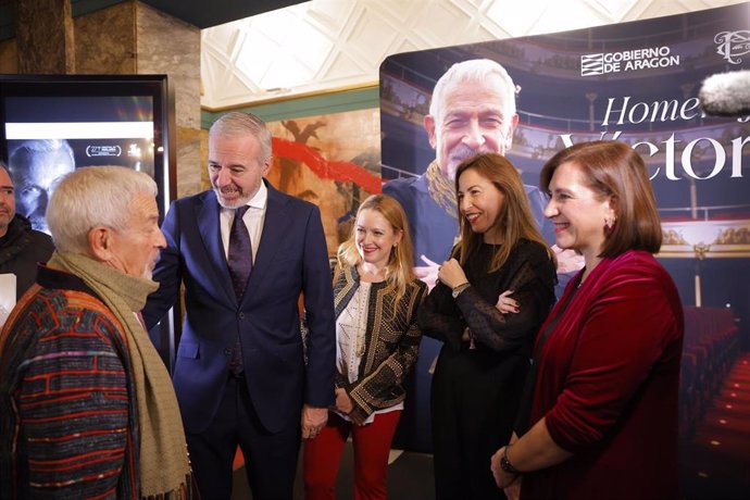 El bailarín y coreógrafo Víctor Ullate recibe el saludo del presidente Azcón, la alcaldesa Chueca y la consejera Fernández minutos antes de la gala homanaje celebrada este sábado en el Teatro Principal en la que ha recibido la Medalla al Mérito Cultural