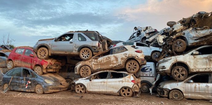 Ehículos acumulados en la campa anexa al PMA de Aragón en Catarroja