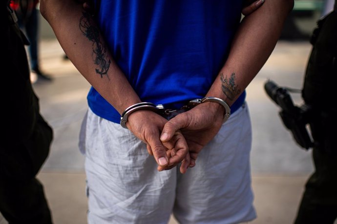 Archivo - October 16, 2024, Bogota, Cundinamarca, Colombia: Bogota's Mayor Carlos Fernando Galan (Not Pictured) gives a press conference as Colombia's anti-extortion police show three members of the criminal group Tren de Aragua after being captured in Bo