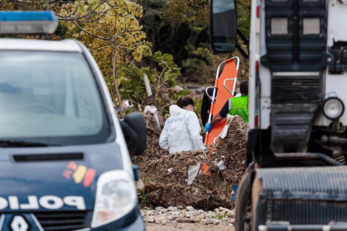 Agentes de la Policía Científica  tras encontrar un cuerpo de una víctima de la DANA, a 16 de noviembre de 2024, en Sedaví.