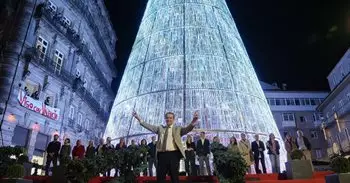 Vigo enciende sus luces de Navidad con un emotivo homenaje a las víctimas de la DANA de Valencia