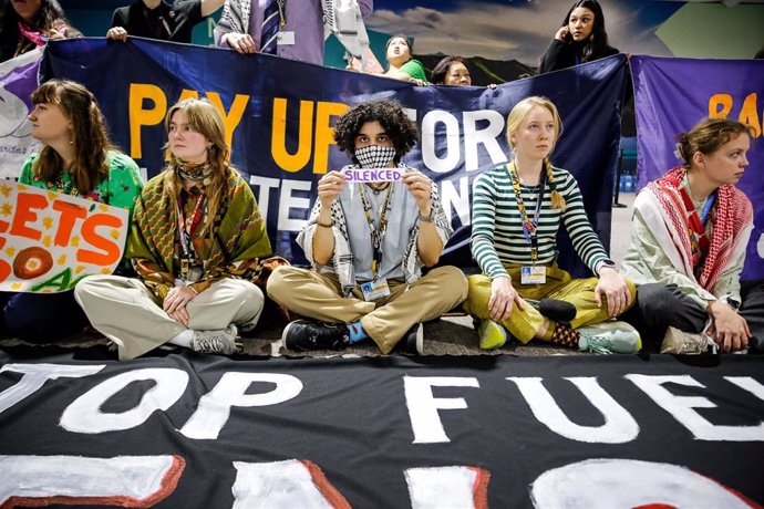 Activistas durante la COP29 en Bakú