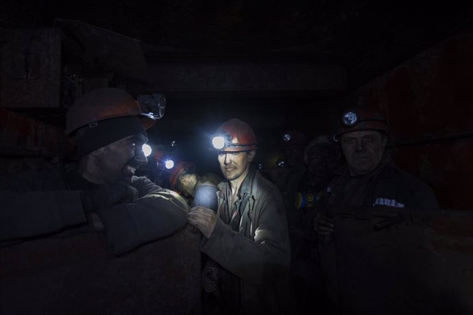 Archivo - January 17, 2019 - Donetsk, Donetsk Peoples Republic, Ukraine - Coal miners are seen returning from their shift 1200 meters below the surface, Despite being dirty and tired their spirits are high..The State owned Kalinin Coal Mine is situated in