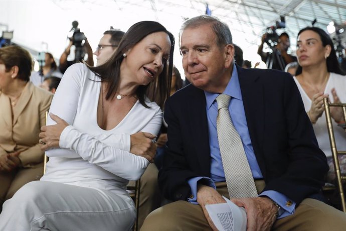 Archivo - 16 May 2024, Venezuela, Caracas: Maria Corina Machado (L), Venezuelan opposition leader, talks to Edmundo Gonzalez Urrutia, opposition candidate in the upcoming presidential election, during an event organized by the Encuentro Ciudadano party. T