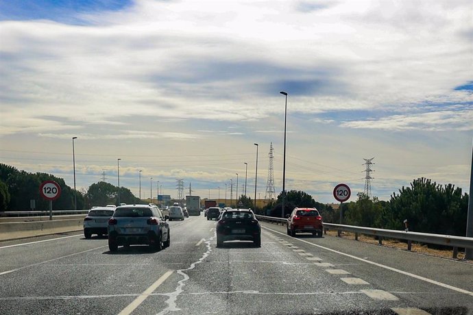 Archivo - Varios vehículos circulan por la M503, a 1 de octubre de 2024, en Madrid (España)