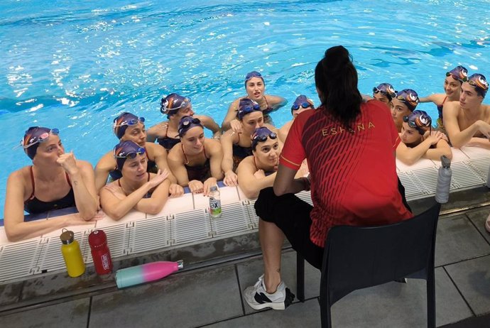 Primer día de Andrea Fuentes (de espaldas) como seleccionadora española de natación artística, con el equipo español en las instalaciones del CAR de Sant Cugat (Barcelona)