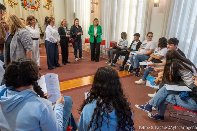 Un encuentro entre adolescentes y la Comisión de la FEMP muestra los cauces de participación juvenil abiertos a través de la Unidad de Infancia y Adolescencia