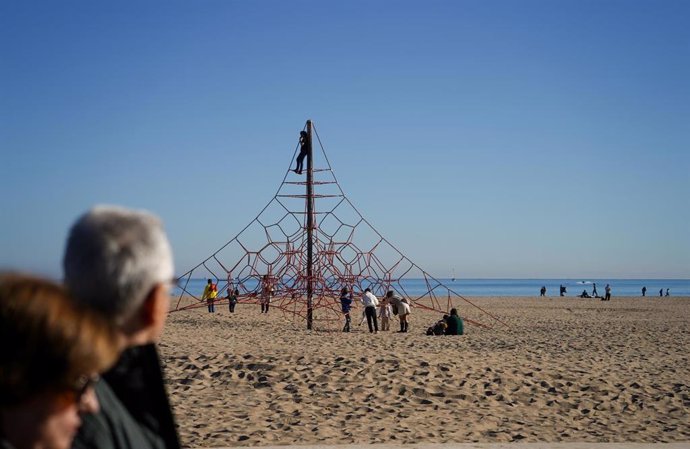 Archivo - Varias personas disfrutan en la Playa de Las Arenas