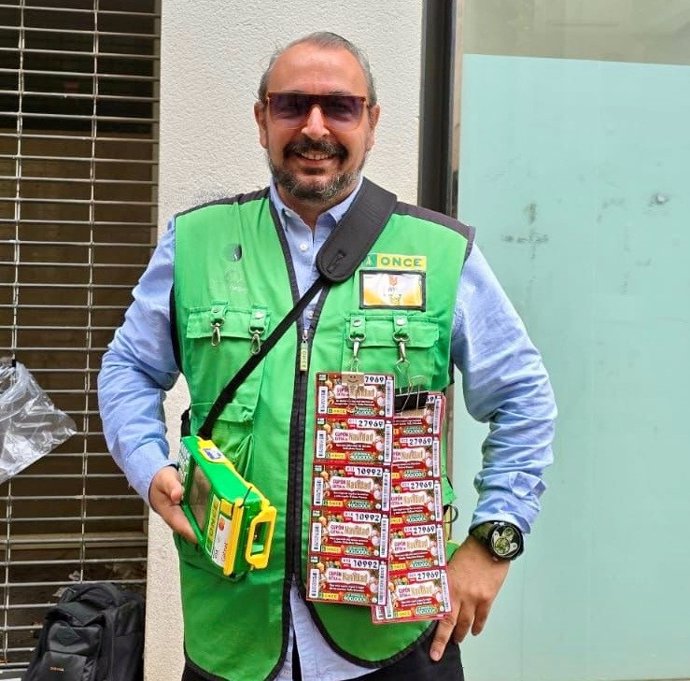 El vendedor Víctor Manuel Acuña.