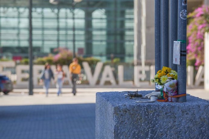 Ofrenda de flores a los fallecidos por la DANA en el exterior de la Feria Valencia