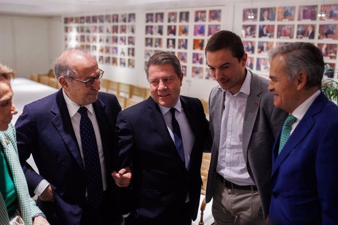 Archivo - (I-D) El ex secretario general de los socialistas vascos, Nicolás Redondo; el presidente de Castilla-La Mancha, Emiliano García-Page y el secretario general del PSOE-M, Juan Lobato, en una foto de archivo en 2022.