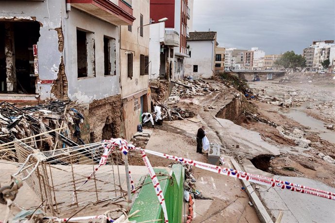 Un hombre en una zona afectada por la DANA en Paiporta