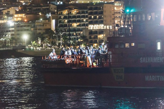 Archivo - La Salvamar Talía llega al puerto de Arguineguín con varios migrantes 