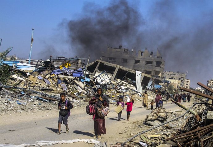 GAZA, Nov. 5, 2024  -- People forced to flee from Beit Lahia are seen in Gaza City, on Nov. 5, 2024. At least 25 Palestinians were killed by Israeli bombing of a house in the town of Beit Lahia in the northern Gaza Strip, the Palestinian official news age