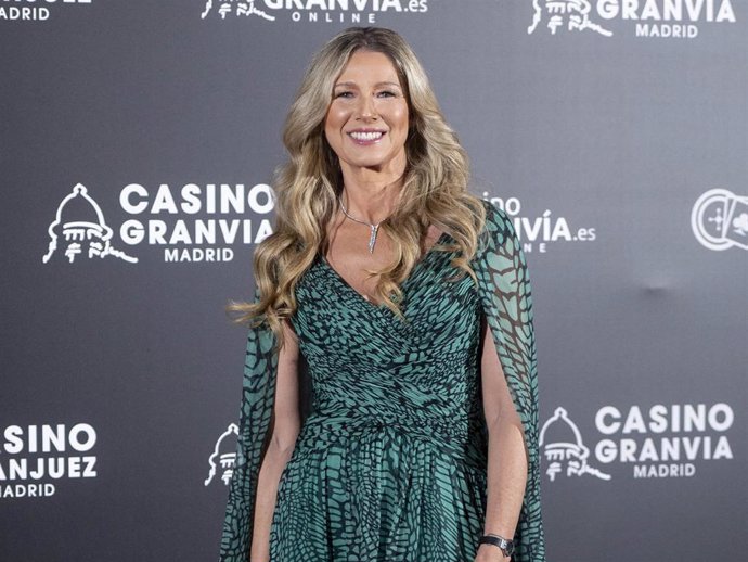 La presentadora Anne Igartiburu posa en el photocall previo a la gala de los Premios Antenas de Oro 2024, en el Casino de Aranjuez, a 16 de noviembre de 2024, en Aranjuez, Madrid (España).