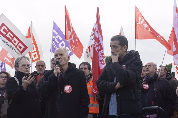 Archivo - Imagen de archivo del secretario General de UGT-Castilla y León, Faustino Temprano (i), y el secretario general de CCOO Castilla y León, Vicente Andrés,  en una protesta frente a las Cortes.