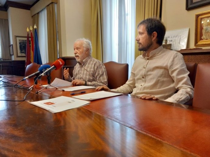 Los representantes de la formación política turolense Espacio Municipalista-EMT, Gonzalo Ruiz y Zésar Corella, en el Ayuntamiento de Teruel