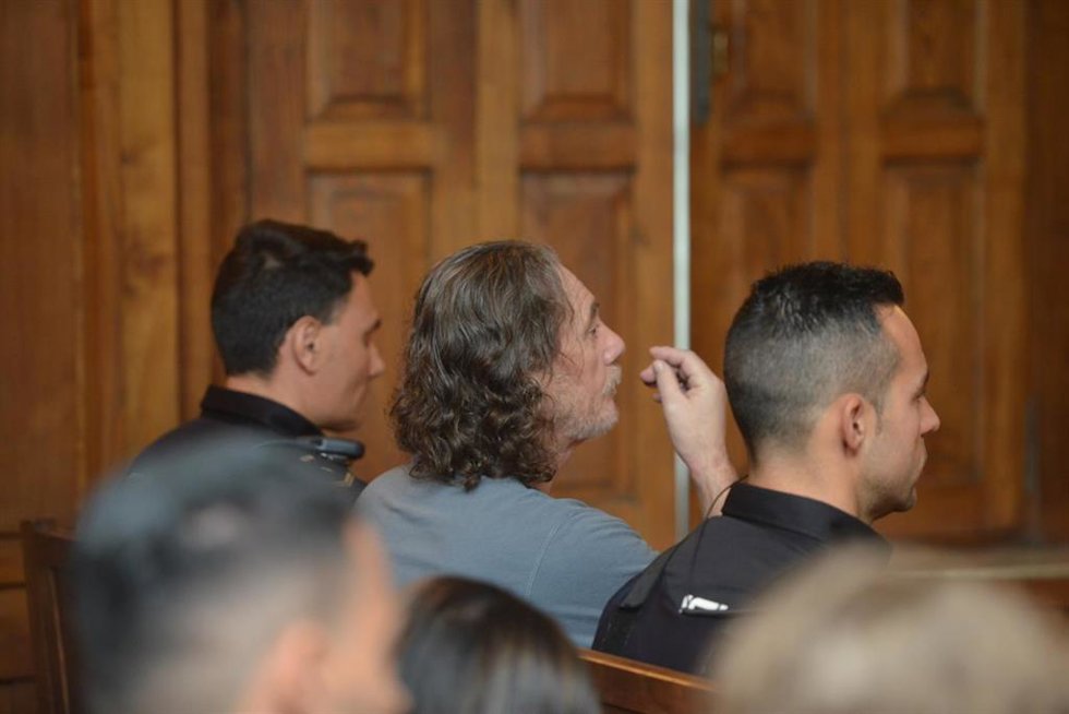 Archivo - Sito Miñanco -entre dos policías- en el banquillo de los acusados del Juzgado de Instrucción n2 de Cambados. 