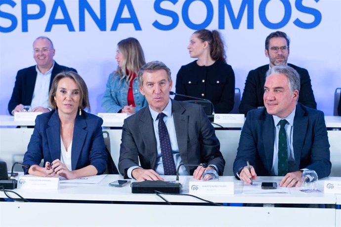 La secretaria general del PP, Cuca Gamarra; el presidente del PP, Alberto Núñez Feijóo y el vicesecretario de Coordinación Autonómica y Local del PP, Elías Bendodo, durante una reunión del Comité Ejecutivo Nacional del PP.