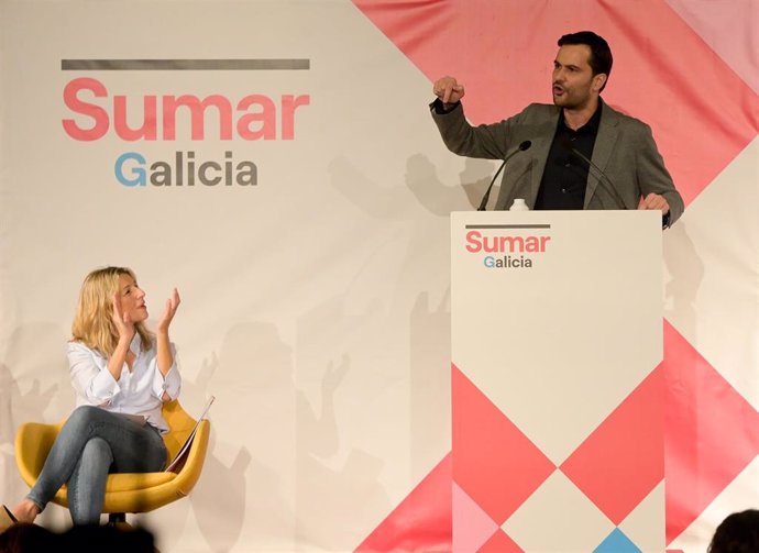 Archivo - La vicepresidenta segunda del Gobierno, Yolanda Díaz, y el portavoz de la comisión promotora de Sumar Galicia, Paulo Carlos López, durante la presentación del proyecto de Sumar Galicia, en Palexco, a 16 de diciembre de 2023, en A Coruña.