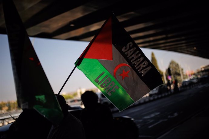 Archivo - Una de las personas que apoya a los saharauis retenidos con una bandera del 'Sahara Libre', en la Terminal T-1 del Aeropuerto Adolfo Suárez-Madrid Barajas, a 23 de septiembre de 2024, en Madrid (España). Una treintena de saharauis que llevan sem