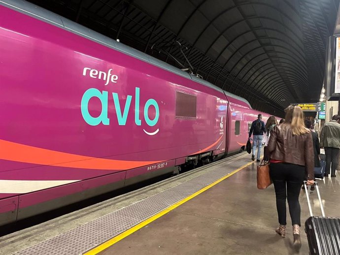 Archivo - Avlo en la estación de Sevilla Santa Justa