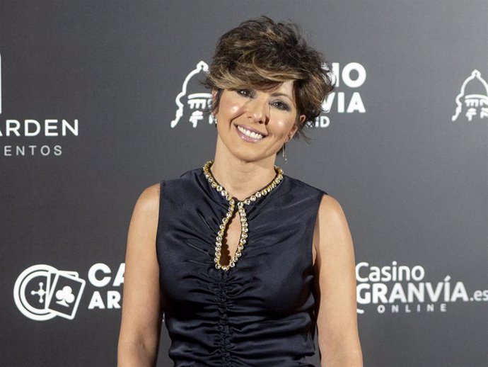 La presentadora Sónsoles Ónega posa en el photocall previo a la gala de los Premios Antenas de Oro 2024, en el Casino de Aranjuez, a 16 de noviembre de 2024, en Aranjuez, Madrid (España).