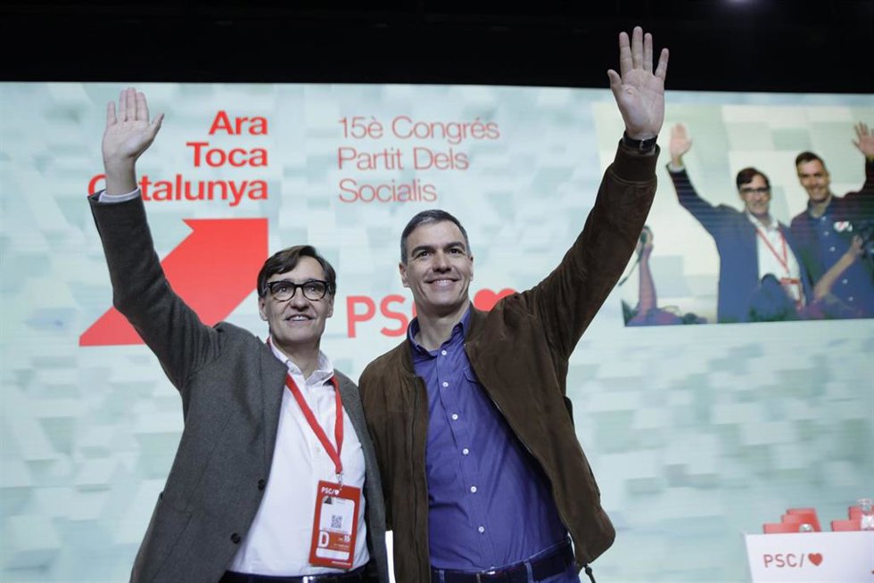 Archivo - El secretario general del PSOE y presidente del Gobierno, Pedro Sánchez (d), y el primer secretario del PSC, Salvador Illa (i), durante el acto de clausura del 15 Congreso del PSC, en el Palacio de Congresos de Cataluña, a 17 de marzo de 2024